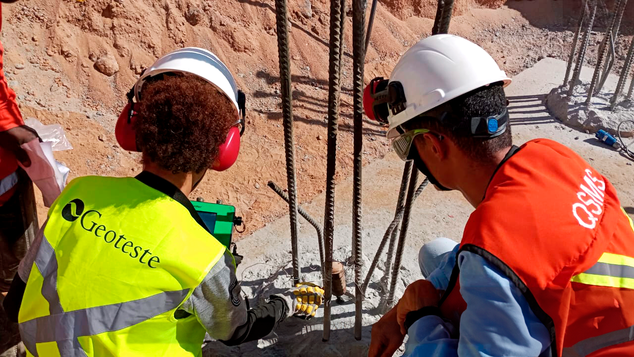 Execução do Ensaio PIT (Pile Integrity Test) em estaca de concreto pela Geoteste
